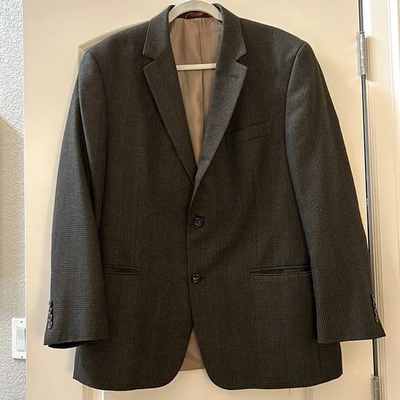 Izod Men’s blazer. Black and brown. Tan interior. 2 buttons. Size 44R. EUC - Picture 1 of 8